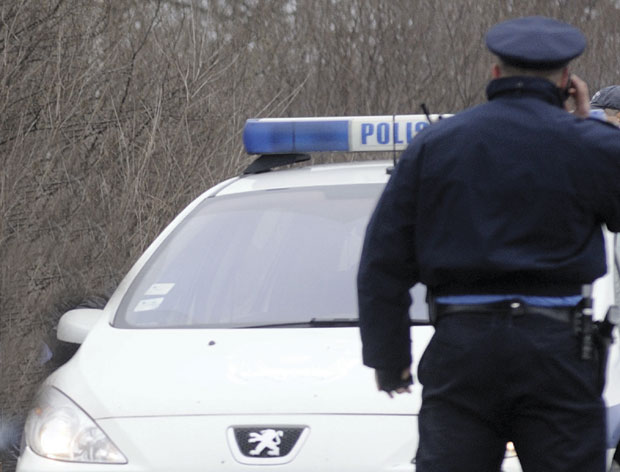 Нарко дилер сломио прст полицајцу